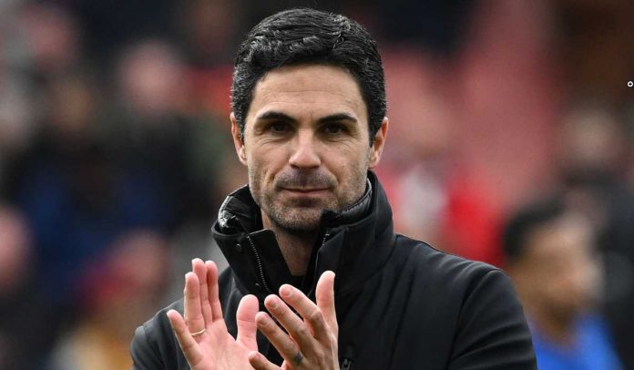 Mikel Arteta bertepuk tangan kepada fans usai laga Arsenal