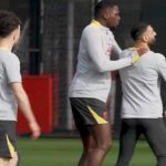 Mohamed Salah bercanda dengan Trent Alexander-Arnold di sesi latihan