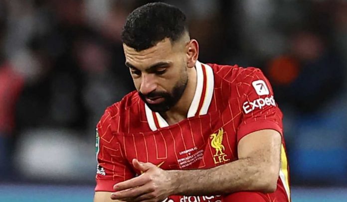 Mohamed Salah tertunduk lesu usai kekalahan Liverpool di final Piala Carabao