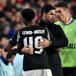 Myles Lewis-Skelly memeluk Mikel Arteta di laga PSV vs Arsenal
