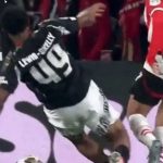 Myles Lewis-Skelly menabrak Richard Ledezma di laga PSV vs Arsenal
