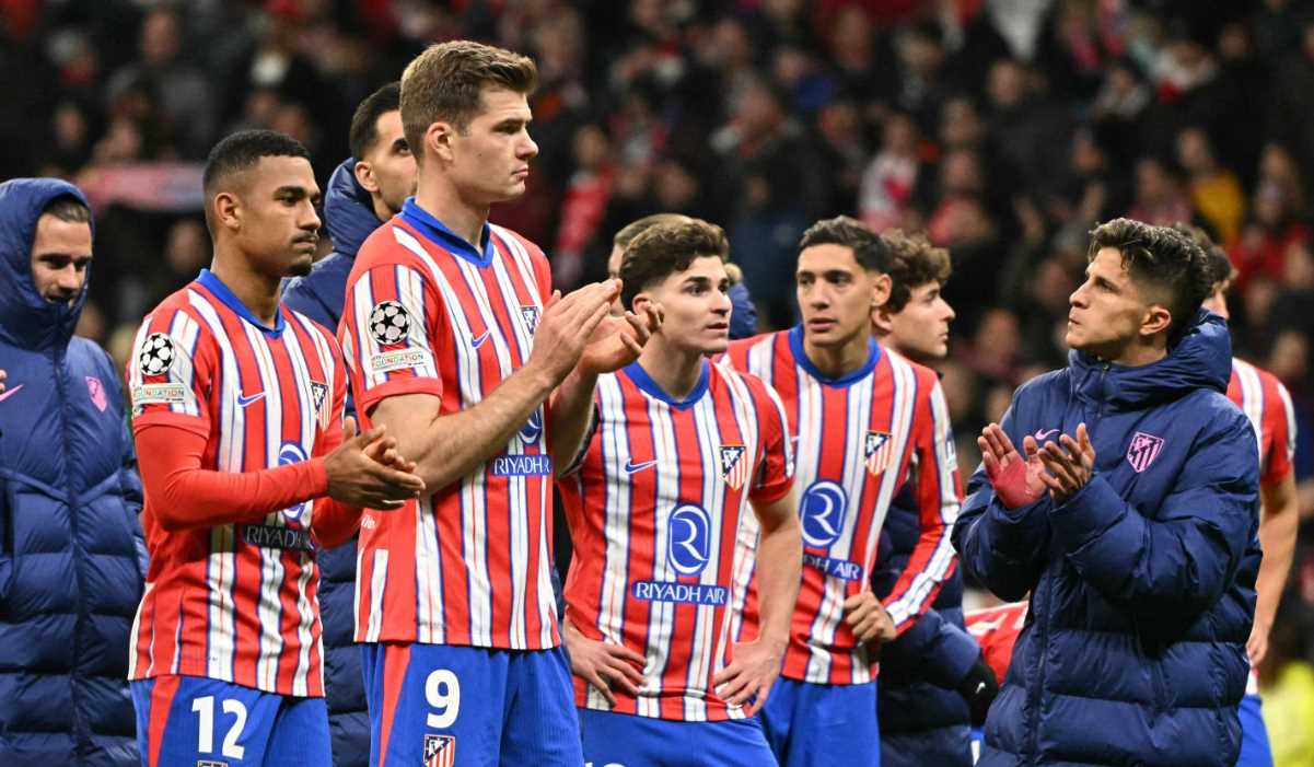 Para pemain Atletico Madrid bertepuk tangan usai kekalahan adu penalti dari Real Madrid