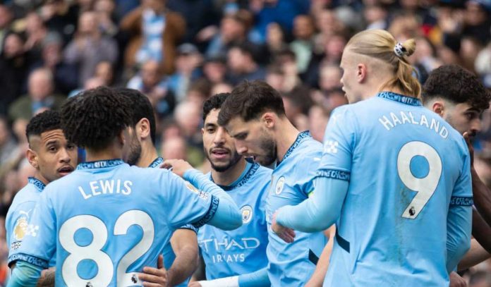 Para pemain Manchester City merayakan gol ke gawang Brighton