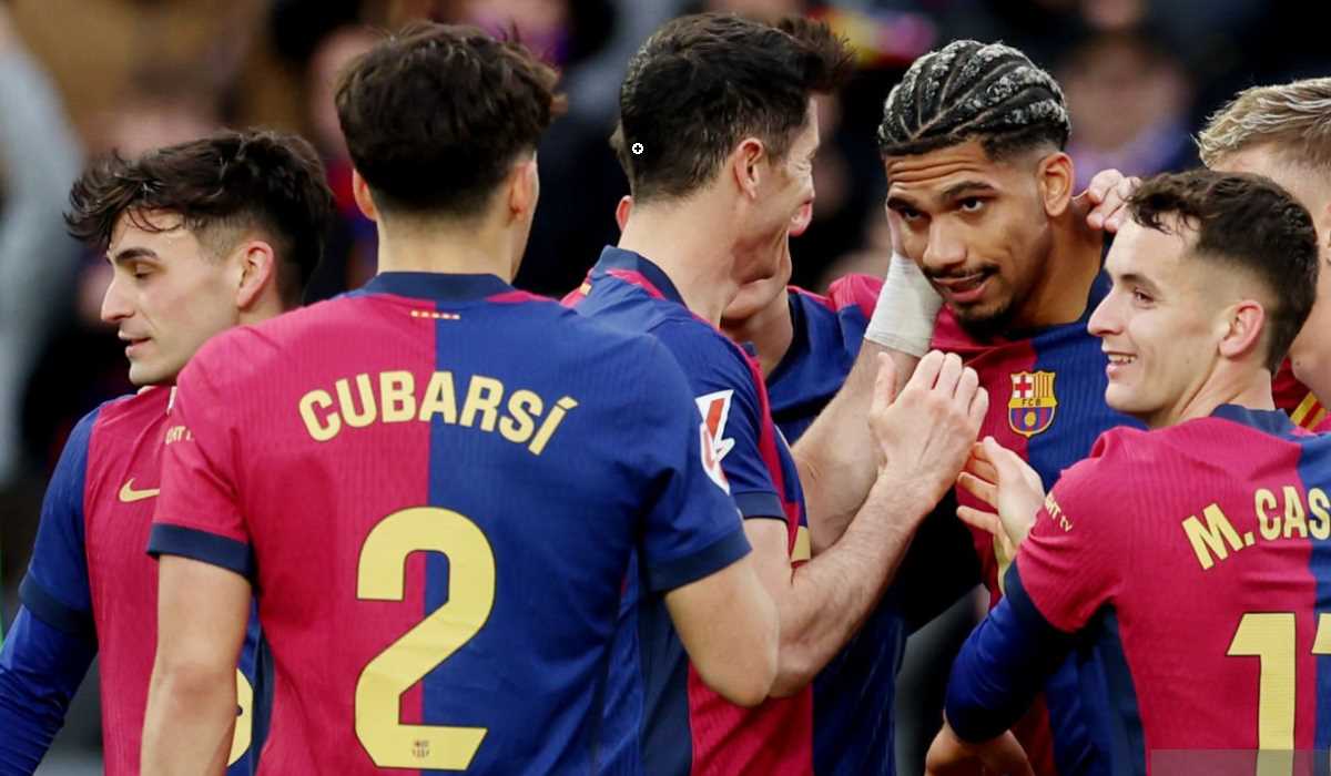 Pau Curbarsi merayakan gol Barcelona bersama rekan-rekannya