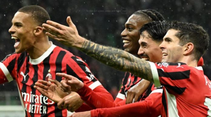 Pemain AC MIlan merayakan kemenangan atas Como