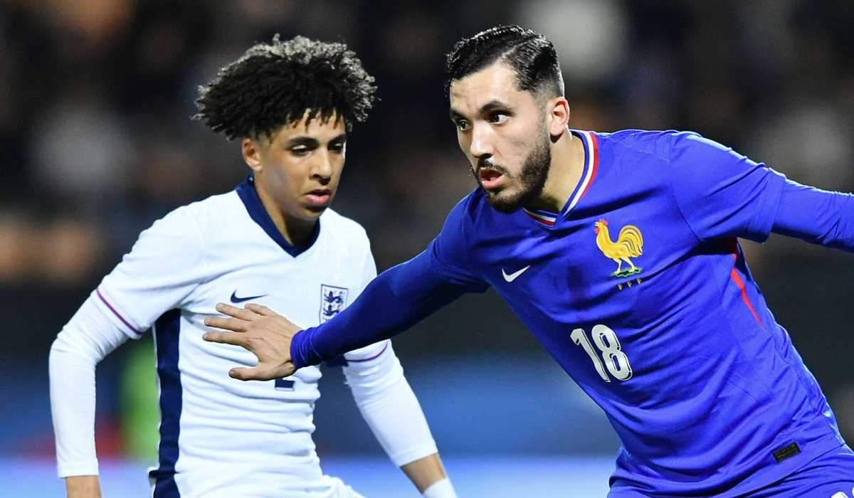 Rayan Cherki berduel dengan Rico Lewis di laga Prancis vs Inggris