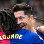Robert Lewandowski rayakan gol bersama Jules Kounde