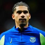 Ronald Araujo mengenakan jaket pra pertandingan Barcelona