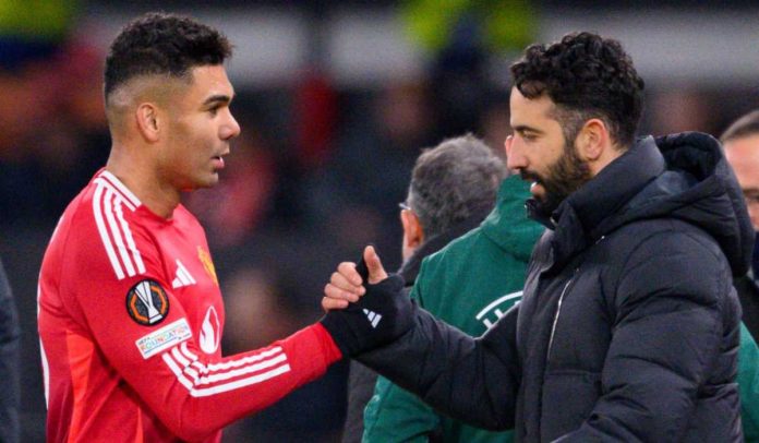 Ruben Amorim menjabat tangan Casemiro di laga Manchester United vs Real Sociedad