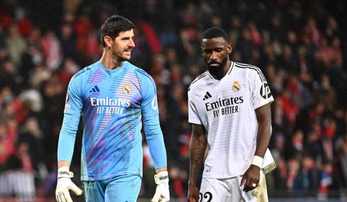 Thibaut Courtois berbicara dengan Antonio Rudiger usai laga Real Madrid vs Brest