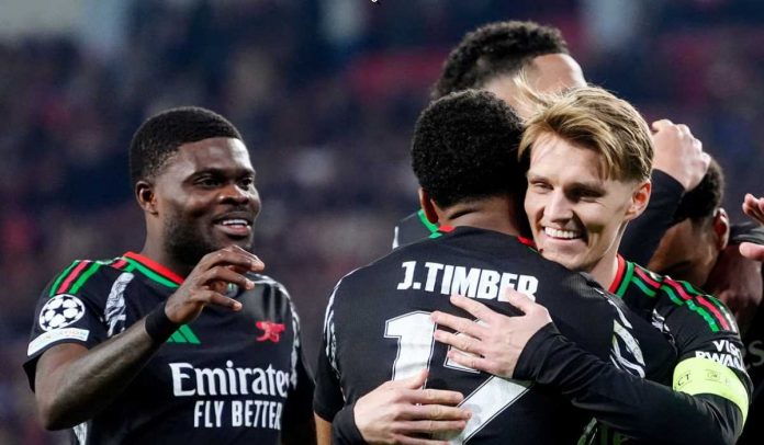 Thomas Partey ikut merayakan gol yang dicetak Jurrien Timber yang dipeluk Martin Odegaard