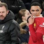 Trent Alexander-Arnold meninggalkan lapangan karena cedera di laga Liverpool vs PSG