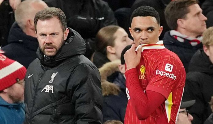 Trent Alexander-Arnold meninggalkan lapangan karena cedera di laga Liverpool vs PSG