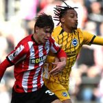 Tyler Dibling dari Southampton berebut bola dengan Joao Pedro dari Brighton