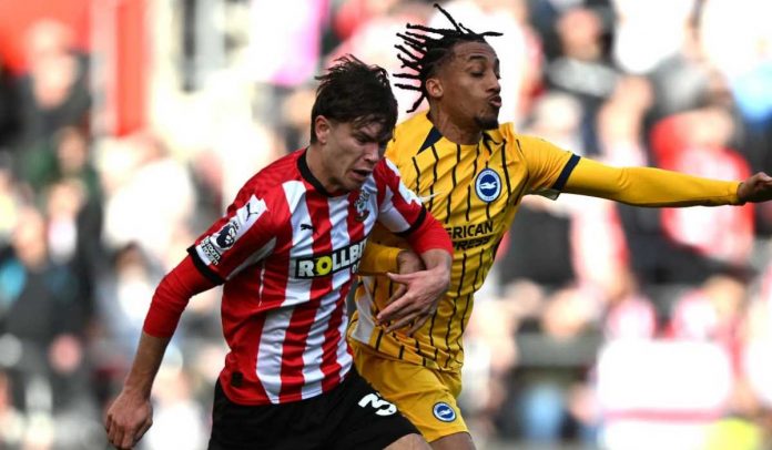 Tyler Dibling dari Southampton berebut bola dengan Joao Pedro dari Brighton