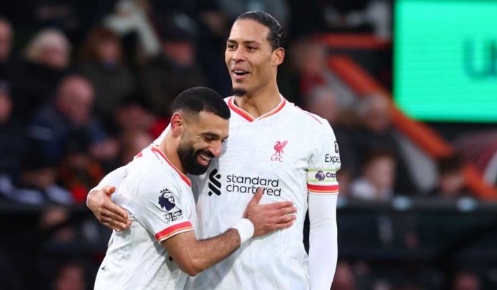 Virgil van Dijk memeluk Mohamed Salah yang mencetak gol bagi Liverpool