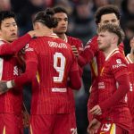 Wataru Endo menenangkan Darwin Nunez yang gagal penalti