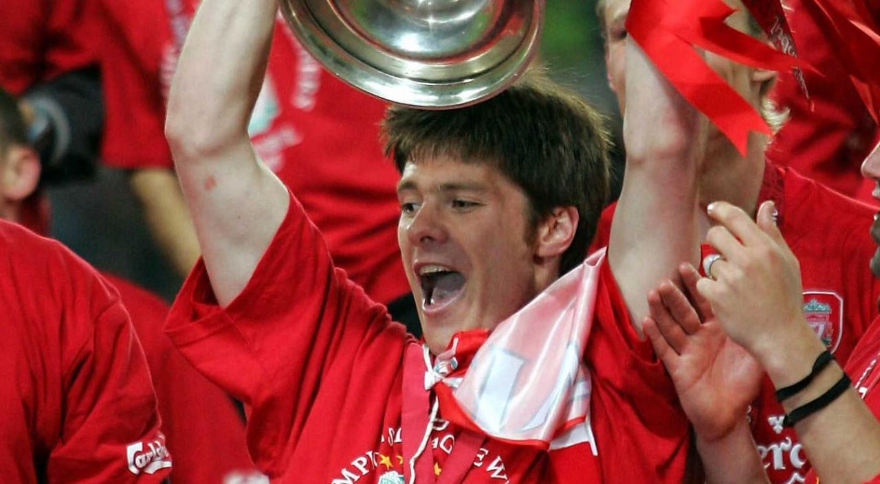 Xabi Alonso saat mengangkat trofi Liga Champions bersama Liverpool