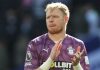 Aarom Ramsdale bertepuk tangan kepada fans usai laga kontra Tottenham