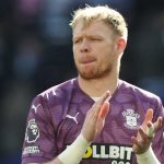 Aarom Ramsdale bertepuk tangan kepada fans usai laga kontra Tottenham