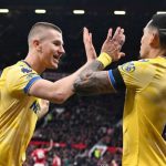 Adam Wharton berselebrasi bersama Daniel Munoz untuk gol Crystal Palace