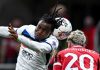 Ademola Lookman dari Atalanta berduel udara dengan Alex Jimenez dari AC Milan
