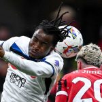 Ademola Lookman dari Atalanta berduel udara dengan Alex Jimenez dari AC Milan