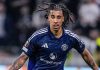 Aksi Leny Yoro di laga Lyon vs Manchester United