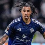 Aksi Leny Yoro di laga Lyon vs Manchester United