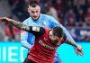 Alejandro Grimaldo berusaha melindungi bola di laga Bayer Leverkusen vs Bochum