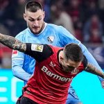 Alejandro Grimaldo berusaha melindungi bola di laga Bayer Leverkusen vs Bochum