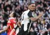 Alexander Isak merayakan gol ke gawang Liverpool di final Piala Liga