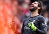 Alisson Becker merayakan kemenangan Liverpool