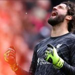 Alisson Becker merayakan kemenangan Liverpool