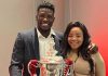 Andre Onana dengan istri foro bersama trofi Piala FA