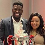 Andre Onana dengan istri foro bersama trofi Piala FA