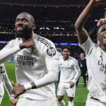 Antonio Rudiger dan para pemain Real Madrid merayakan kemenangan adu penalti atas Atletico Madrid