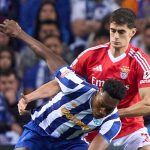 Antonio Silva mengawal Samu Omorodion di laga Porto vs Benfica