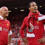 Arne Slot dan Virgil van Dijk usai Liverpool menjuarai Premier League
