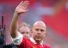 Arne Slot melambaikan tangan ke fans dalam perayaan gelar juara Liverpool