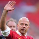 Arne Slot melambaikan tangan ke fans dalam perayaan gelar juara Liverpool