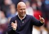 Arne Slot memberi instruksi kepada para pemain Liverpool