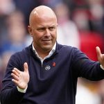 Arne Slot memberi instruksi kepada para pemain Liverpool