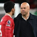 Arne Slot memeluk Wataru Endo usai laga Liverpool vs Everton