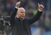 Arne Slot mengacungkan jempol ke fans usai laga kontra Leicester City