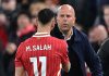 Arne Slot menyalami Mohamed Salah usai derby Merseyside
