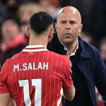 Arne Slot menyalami Mohamed Salah usai derby Merseyside