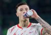 Benjamin Sesko minum di sela pertandingan Wolfsburg vs RB Leipzig