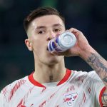 Benjamin Sesko minum di sela pertandingan Wolfsburg vs RB Leipzig