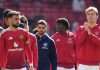Bruno Fernandes berjalan bersama rekan-rekannya di Manchester United